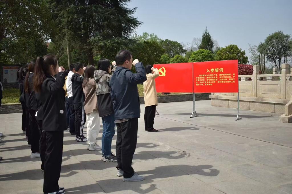 铭记革命先烈，传承革命精神——2026世界杯官网党总支组织开展清明节祭扫革命烈士陵园活动